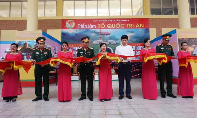 Nhiều hiện vật lần đầu tiên được trưng bày tại triển lãm “Tổ quốc tri ân” - 1 Các đại biểu cắt băng khai mạc triển lãm Tổ quốc tri ân