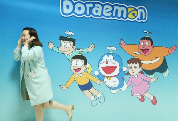 Bạn trẻ Hà Nội khám phá triển lãm tranh 3D đến từ nước Bỉ - 2 Triển lãm 3D này đã từng được thực hiện 5 lần ở Vương quốc Bỉ và 1 lần tại Hà Nội năm 2016. Năm nay, triển lãm trở lại với thông điệp “Khám phá 3D, đam mê sáng tạo”, triển lãm thu hút nhiều bạn trẻ tới tham quan, chụp ảnh lưu niệm.