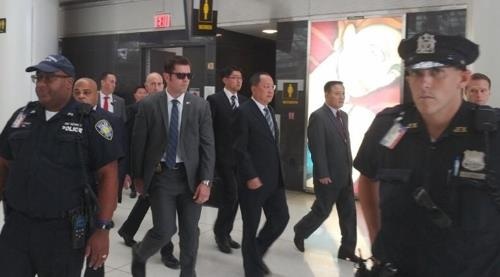 Phản ứng đầu tiên của Triều Tiên sau tuyên bố “hủy diệt” của ông Trump - 2 Các nhân viên an ninh hộ tống Ngoại trưởng Triều Tiên tại sân bay ở New York (Ảnh: Yonhap)