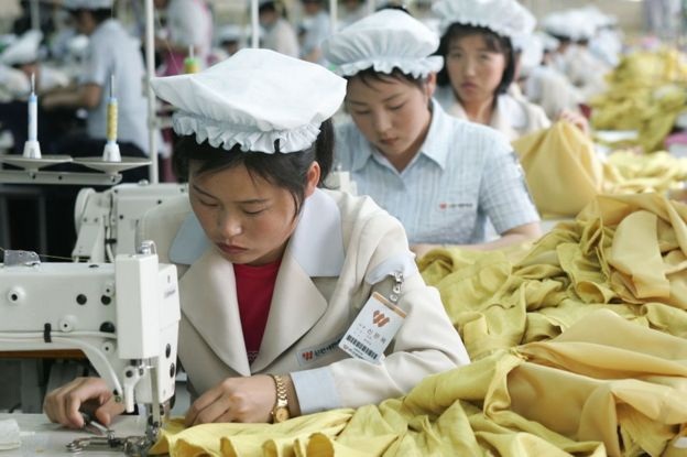 Quần áo do Triều Tiên sản xuất bày bán rộng rãi tại Hàn Quốc - 1 Các công nhân may mặc Triều Tiên (Ảnh: Getty)
