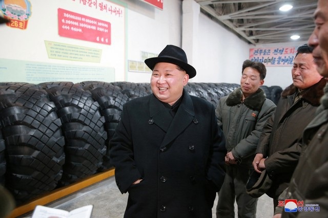 Theo hãng thông tấn quốc gia Triều Tiên (KCNA) đưa tin ngày 3/12, nhà lãnh đạo Kim Jong-un đã tới thị sát nhà máy lốp xe Amnokgang ở Manpo, tỉnh Jagang sau khi Triều Tiên tuyên bố phóng thành công tên lửa đạn đạo liên lục địa Hwasong-15 có khả năng bắn tới bất kỳ đâu trên lãnh thổ Mỹ với đầu đạn hạt nhân siêu lớn. Trong ảnh: Ông Kim Jong-un trò chuyện với các cán bộ nhân viên của nhà máy Amnokgang.
