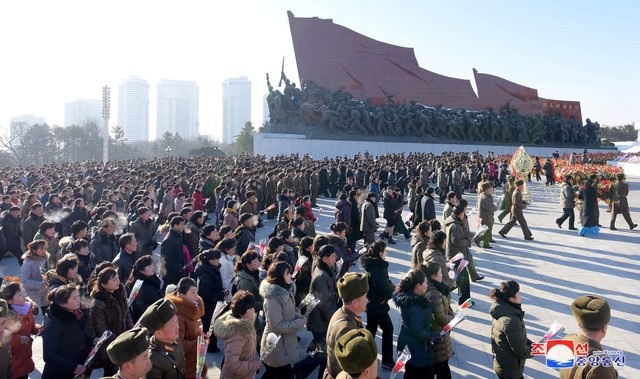 “Biển người” Triều Tiên đặt hoa tưởng niệm ngày mất cố lãnh đạo - 1 Theo Kyodo, từ sáng sớm ngày 17/12, hàng nghìn người Triều Tiên đã đổ về Đồi Mansu ở thủ đô Bình Nhưỡng, cúi đầu trước tượng đài và chân dung hai cố lãnh đạo Kim Nhật Thành và Kim Jong-il để tưởng niệm 6 năm ngày mất của ông Kim Jong-il. (Ảnh: Reuters)