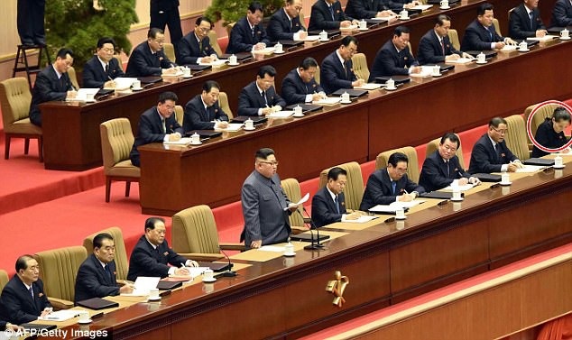 Em gái ông Kim Jong-un ngồi hàng ghế "VIP" tại hội nghị đảng - 1 Kim Yo Jong (vòng tròn đỏ) ngồi cùng hàng với ông Kim Jong-un tại hội nghị của đảng Lao động Triều Tiên ngày 22/12 (Ảnh: AFP)