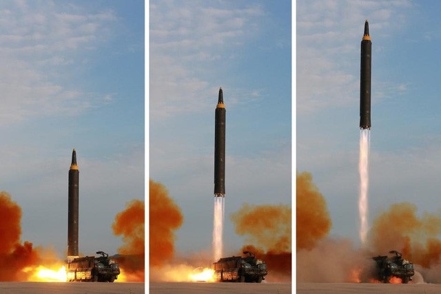 Triều Tiên mua linh kiện tên lửa từ đâu? - 1 Triều Tiên phóng tên lửa Hwasong-12 ngày 15/9 (Ảnh: Reuters)