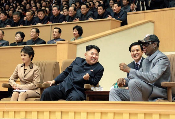 Cuộc sống kín tiếng của Đệ nhất phu nhân Triều Tiên - 9 Ông Kim Jong-un và bà Ri Sol-ju được cho là có 3 người con. Thông tin này do cựu ngôi sao bóng rổ Dennis Rodman (phải), một người bạn của nhà lãnh đạo Triều Tiên, tiết lộ. Rodman từng chia sẻ rằng anh đã gặp người con thứ hai của ông Kim Jong-un hồi năm 2013. Đó là một bé gái có tên Ju-ae. (Ảnh: KCNA)