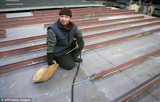 Cuộc sống vất vả của nghìn người Triều Tiên ở Nga - 1
Một người Triều Tiên làm việc tại Ba Lan trong một bức ảnh năm 2006 (Ảnh: AFP/Getty)