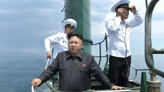 Hải quân Triều Tiên mạnh tới mức nào? - 1
Nhà lãnh đạo Triều Tiên Kim Jong-un thị sát một vụ phóng tên lửa từ tàu ngầm. (Ảnh: Korea Heral)