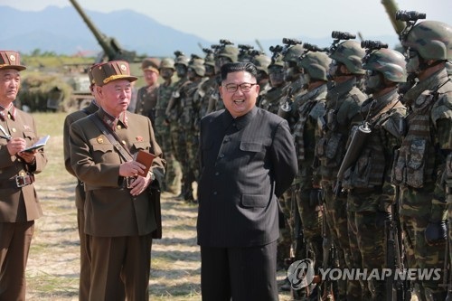 Bức ảnh do KCNA công bố chụp nhà lãnh đạo Kim Jong-un thị sát cuộc tấn công giả định ở biên giới với Hàn Quốc (Ảnh: KCNA)