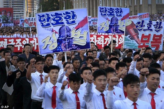 Tổng thống Trump "khẩu chiến" với Triều Tiên: Nguy cơ “gậy ông đập lưng ông” - 2 Người Triều Tiên tuần hành chống Mỹ ở thủ đô Bình Nhưỡng (Ảnh: AP)