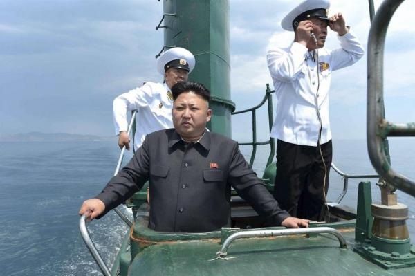 Chuyên gia: Triều Tiên “vượt mặt” Hàn Quốc về tàu ngầm - 1 Nhà lãnh đạo Kim Jong-un thị sát lực lượng hải quân trên tàu ngầm lớp Romeo (Ảnh: KCNA)