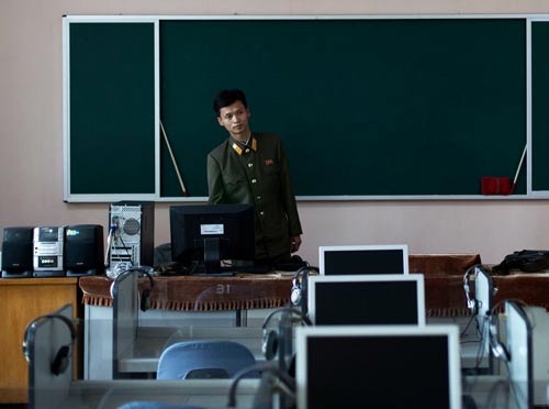 Vũ khí hoàn hảo của Triều Tiên - 1
Một quân nhân Triều Tiên dạy môn khoa học máy tính tại Trường Cách mạng Mangyongdae ở ngoại ô thủ đô Bình Nhưỡng Ảnh: AP