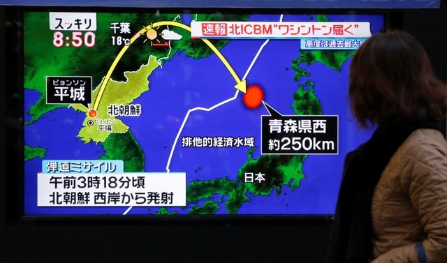 Nga đổ lỗi cho Mỹ sau vụ phóng tên lửa mới nhất của Triều Tiên - 1 Một phụ nữ tại Tokyo theo dõi bản tin về vụ phóng tên lửa Triều Tiên trên truyền hình Nhật Bản (Ảnh: Reuters)