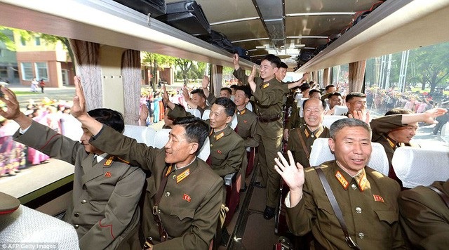 Hé lộ cách ông Kim Jong-un “trải thảm đỏ” đón các nhà khoa học Triều Tiên - 3 Các nhà khoa học Triều Tiên được đông đảo người dân chào đón tại thủ đô Bình Nhưỡng sau một vụ phóng tên lửa thành công (Ảnh: Reuters)
