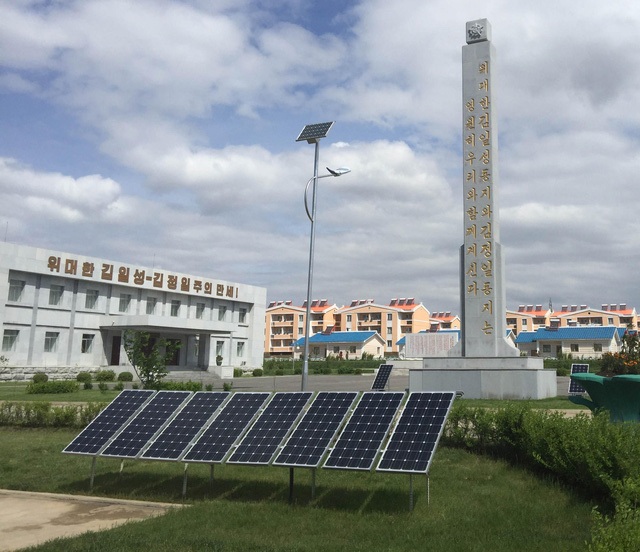 Cuộc sống tại Triều Tiên trong những ngày “căng như dây đàn” - 5 Đèn đường hoạt động bằng năng lượng mặt trời xuất hiện ở khu vực ngoại ô thủ đô Bình Nhưỡng, Triều Tiên (Ảnh: Los Angeles Times)
