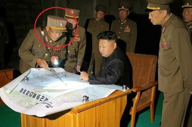 Viên tướng Triều Tiên đứng sau kế hoạch tấn công đảo Guam của Mỹ - 2 Tướng Kim Rak-gyom (ngoài cùng bên trái) trao đổi với ông Kim Jong-un và các tướng lĩnh quân đội khác. (Ảnh: Reuters)