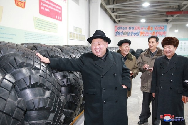 Nhà lãnh đạo Triều Tiên cũng ca ngợi các công nhân làm việc trong nhà máy Amnokgang vì đã chế tạo thành công các lốp xe cỡ lớn, vượt trội hơn hẳn so với các sản phẩm nhập khẩu cả về mẫu mã lẫn chất lượng kỹ thuật. Ông Kim Jong-un cũng nhấn mạnh tầm quan trọng của việc sản xuất lốp xe đối với nền kinh tế và quốc phòng cửa Triều Tiên.