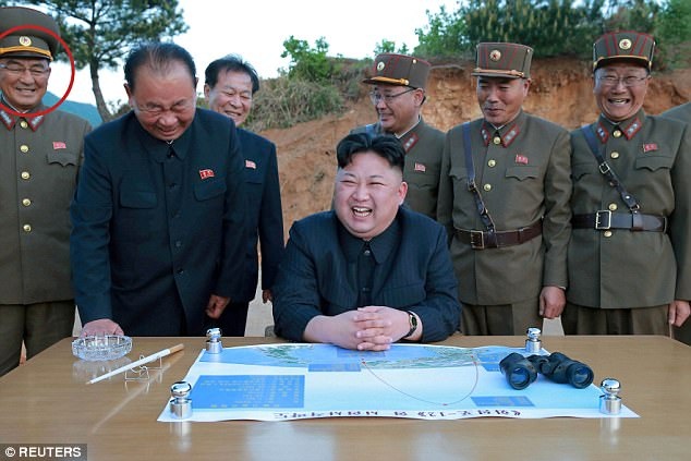 Viên tướng Triều Tiên đứng sau kế hoạch tấn công đảo Guam của Mỹ - 3 Ông Kim Rak-gyom (ngoài cùng bên trái, theo một số hãng tin) tham gia một vụ phóng tên lửa của Triều Tiên. (Ảnh: Reuters)