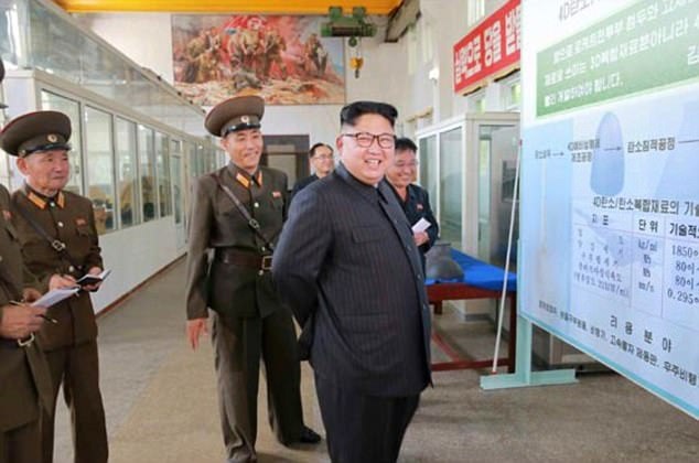 “Bộ não” đứng sau chương trình tên lửa liên lục địa Triều Tiên - 6 Ôgn Kim Jong-sik (ngoài cùng bên phải) tháp tùng nhà lãnh đạo Kim Jong-un tới một cơ sở tên lửa của Triều Tiên (Ảnh: KCNA)