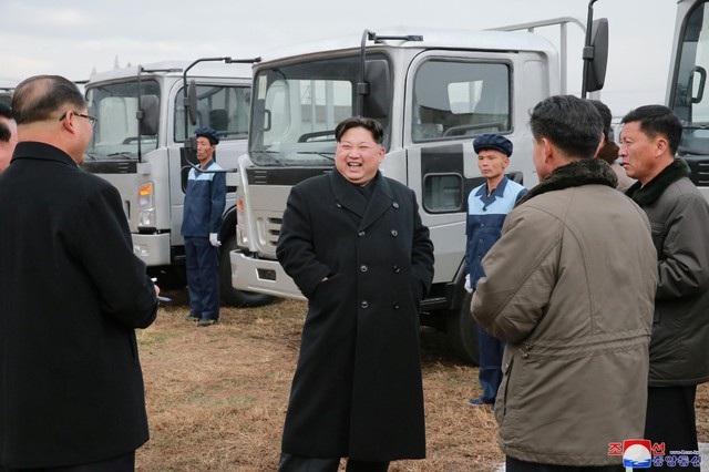 Thăm nhà máy ô tô, ông Kim Jong-un nêu cao tinh thần bất khuất của Triều Tiên - 4
Khu tổ hợp ô tô Sungri được thành lập từ năm 1950 và là nơi lắp rắp những chiếc xe tải đầu tiên của Triều Tiên. Khu tổ hợp này cũng đã phát triển được dòng xe tải cỡ lớn 40 tấn.