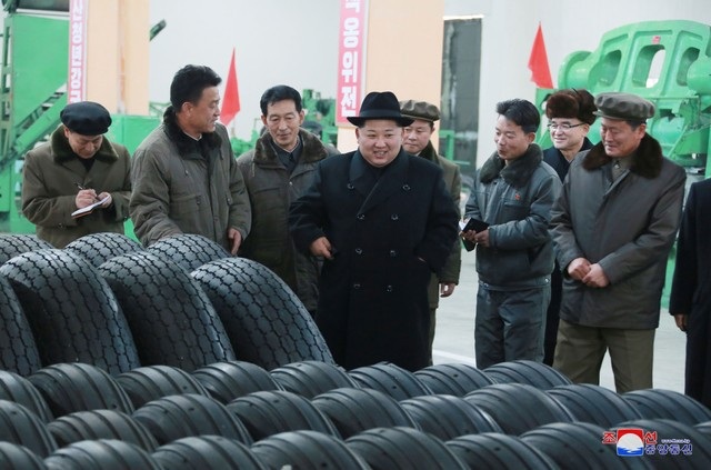 “Ông Kim Jong-un rất ấn tượng khi chứng kiến tinh thần chiến đấu và phong cách làm việc của các cán bộ và công nhân viên - những người đã xây dựng quy trình sản xuất lốp xe cỡ lớn mới từ các sản phẩm nội địa và không phải phụ thuộc vào các trang thiết bị nhập khẩu từ bên ngoài”, KCNA đưa tin về chuyến thị sát nhà máy Amnokgang của nhà lãnh đạo Triều Tiên.