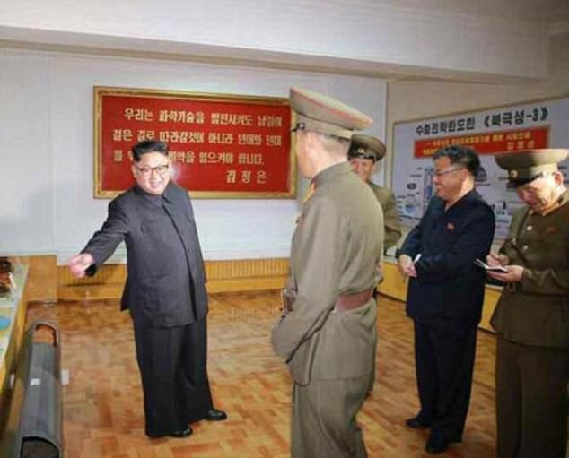 “Bộ não” đứng sau chương trình tên lửa liên lục địa Triều Tiên - 5 Hình ảnh ông Kim Jong-sik (thứ hai từ phải qua) trong bức ảnh do truyền thông Triều Tiên công bố gần đây (Ảnh: KCNA)