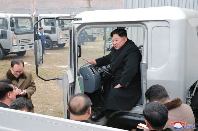 Thăm nhà máy ô tô, ông Kim Jong-un nêu cao tinh thần bất khuất của Triều Tiên - 6 Việc nhà lãnh đạo Triều Tiên đích thân tới thăm các cơ sở kinh doanh trong thời gian gần đây được cho là một phần trong nỗ lực nhằm chứng minh cho cộng đồng quốc tế thấy rằng nền kinh tế Triều Tiên không bị ảnh hưởng bởi các lệnh trừng phạt.