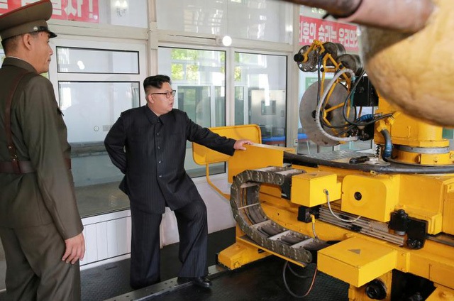 “Anh hùng dân tộc” phía sau chương trình hạt nhân Triều Tiên - 3 Ông Kim Jong-un tới thăm Viện Vật liệu hóa học thuộc Học viện Khoa học Quốc phòng Triều Tiên, thị sát quy trình chế tạo các đầu đạn cho tên lửa đạn đạo liên lục địa (ICBM) và các động cơ tên lửa sử dụng nhiên liệu rắn hồi tháng 8 (Ảnh: Reuters)