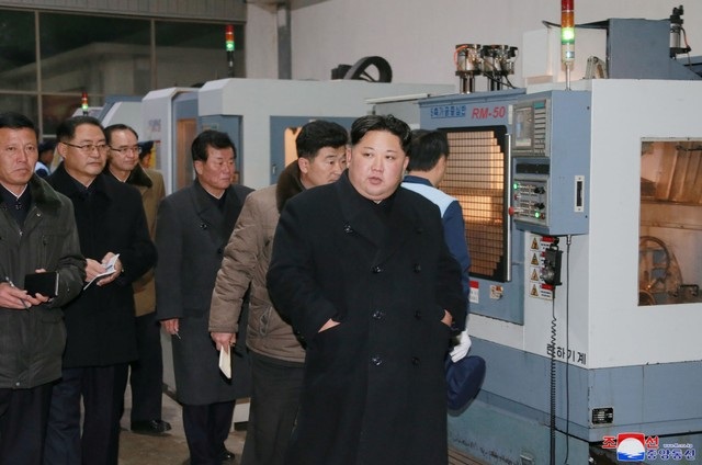 Thăm nhà máy ô tô, ông Kim Jong-un nêu cao tinh thần bất khuất của Triều Tiên - 1 Hãng thông tấn quốc gia Triều Tiên (KCNA) ngày 21/11 đưa tin nhà lãnh đạo Kim Jong-un đã tới thăm Khu tổ hợp ô tô Sungri ở Dokchon, tỉnh Nam Pyongan và nhấn mạnh vai trò của khu tổ hợp này trong việc đẩy mạnh nền kinh tế Triều Tiên.