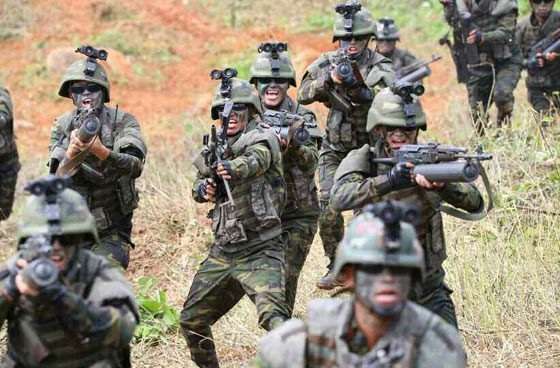 Lính đặc nhiệm Triều Tiên rầm rộ tập trận chiếm đảo Hàn Quốc - 9 Quân đội Mỹ và Hàn Quốc cho biết Triều Tiên sáng nay 26/8 đã phóng ít nhất 3 tên lửa đạn đạo tầm ngắn từ khu vực tỉnh Gangwon. Đây là vụ phóng tên lửa lần thứ 13 của Triều Tiên kể từ đầu năm tới nay và là vụ phóng đầu tiên từ sau khi Bình Nhưỡng công bố kế hoạch tấn công đảo Guam của Mỹ. (Ảnh: Rodong Sinmun)