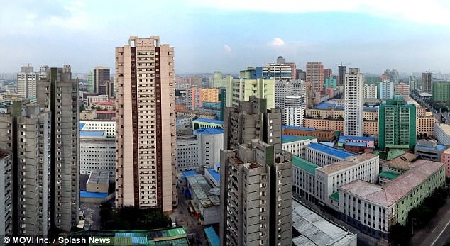 Nhịp sống tại Triều Tiên trong mắt khách du lịch - 7 Những tòa nhà cao tầng ở thủ đô Bình Nhưỡng. (Ảnh: Splash News)