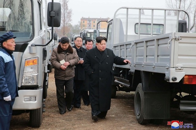 Thăm nhà máy ô tô, ông Kim Jong-un nêu cao tinh thần bất khuất của Triều Tiên - 3 Trò chuyện với các quan chức Triều Tiên đi cùng, nhà lãnh đạo Triều Tiên đã đề cập tới những chiếc xe tải 5 tấn mới được sản xuất tại Khu tổ hợp ô tô Sungri. Theo ông Kim Jong-un, việc tự sản xuất xe tải để phát triển kinh tế và nâng cao sức mạnh quốc gia là điều rất quan trọng đối với Triều Tiên.
