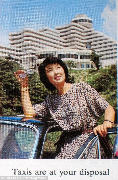 Một phụ nữ bắt xe taxi bên ngoài khách sạn Ryanggang tại thủ đô Bình Nhưỡng của Triều Tiên năm 1986.