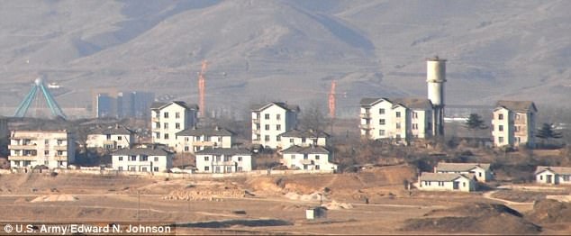 Những công trình “lạ” dọc khu phi quân sự liên Triều - 9 Dọc khu DMZ, cả Triều Tiên và Hàn Quốc đều xây dựng các “ngôi làng hòa bình”. Ở phía Hàn Quốc, cư dân sống ở làng hòa bình Daeseong-dong được miễn nghĩa vụ quân sự và không phải đóng thuế. Còn tại Triều Tiên, ngôi làng Kijong-dong (ảnh) được cho là nhằm mục đích tuyên truyền khi chỉ có những người nông dân tới làng vào ban ngày còn ban đêm thì rời đi. (Ảnh: US. Army)