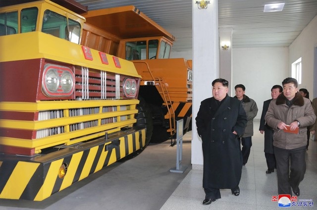 Thăm nhà máy ô tô, ông Kim Jong-un nêu cao tinh thần bất khuất của Triều Tiên - 2 “Những nỗ lực tuyệt vọng của các thế lực thù địch nhằm cản đà phát triển của Triều Tiên càng làm cho tinh thần bất khuất của người lao động Triều Tiên thêm mạnh mẽ và giúp họ tạo ra phép màu vĩ đại khiến thế giới sửng sốt”, KCNA dẫn lời ông Kim Jong-un nói trong chuyến thị sát.