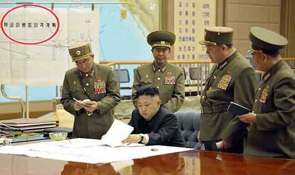 Kế hoạch tấn công Mỹ được Triều Tiên sắp sẵn? - 1
Nhà lãnh đạo Triều Tiên Kim Jong-un họp với các cố vấn quân sự cấp cao bên cạnh tấm bản đồ được cho là kế hoạch tấn công lục địa Mỹ. (Ảnh: EPA)