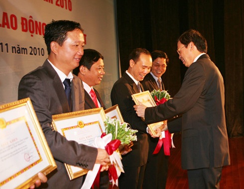 Bộ Công Thương chưa phản hồi yêu cầu thu hồi Huân chương của Trịnh Xuân Thanh - 1
Ông Trịnh Xuân Thanh trong lần đón nhận Huân chương lao động tại PVC.