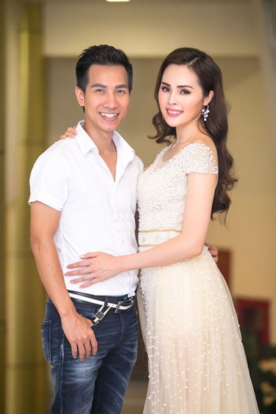 Lê Trinh rạng rỡ được ông xã tháp tùng đi diễn - 1 Ca sĩ Lê Trinh được ông xã tháp tùng đi diễn.