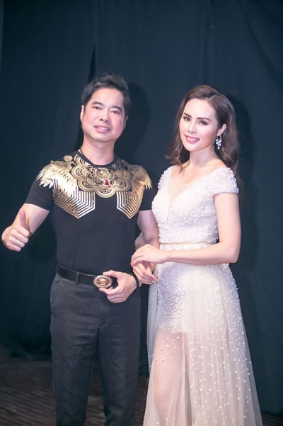 Lê Trinh rạng rỡ được ông xã tháp tùng đi diễn - 7 Lê Trinh và ông hoàng nhạc sến Ngọc Sơn phía sau hậu trường.