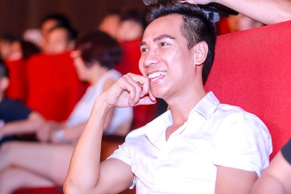 Lê Trinh rạng rỡ được ông xã tháp tùng đi diễn - 2 Ca sĩ Lê Anh Dũng ngồi ở hàng ghế khán giả theo dõi vợ biểu diễn. Anh không giấu được nụ cười tự hào khi thấy vợ hát ngày càng ngọt ngào, nhuần nhuyễn trên sân khấu.