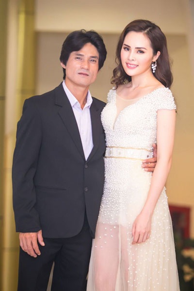Lê Trinh rạng rỡ được ông xã tháp tùng đi diễn - 6 Chế Kha- Lê Trinh tái ngộ tại đêm nhạc Tình mẹ.