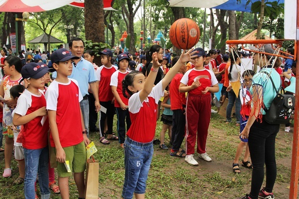 Trẻ em ở TPHCM tham gia vào các hoạt động vui chơi, xem kịch... học cách khẳng định quyền bản thân