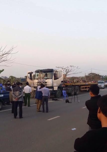 Phát hiện thi thể người đàn ông bị trói chân tay, đang phân hủy trong xe ô tô tải - 1
Hiện trường phát hiện thi thể người đàn ông bị trói chân tay