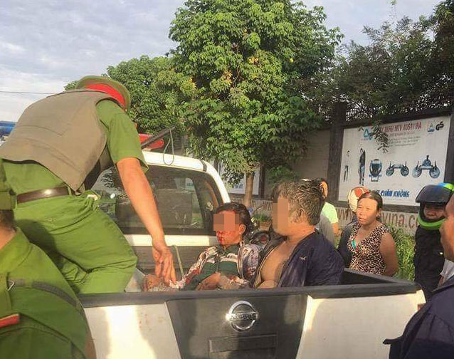 Đám đông đánh 2 nghi can trộm chó có thể bị phơi nhiễm HIV - 1
Lực lượng công an đưa 2 đối tượng bị người dân vây đánh đi cấp cứu. Một trong 2 đối tượng này được xác định nhiễm HIV.