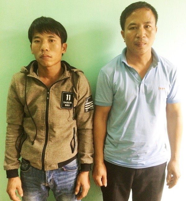 “Cẩu tặc” dùng súng tự chế nã đạn vào người dân truy đuổi - 1 Đối tượng Lê Văn Bẩy (áo cộc tay) và Lê Văn Chung bị bắt giữ vì có hành vi trộm cắp tài sản, sử dụng súng trái phép và cố ý gây thương tích.