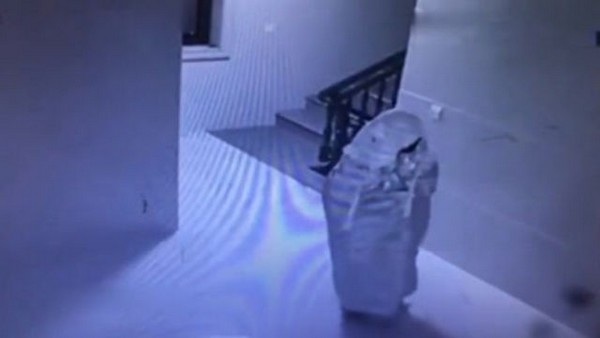 Chết cười tên trộm giả ma để qua mặt camera an ninh - 1 Tên trộm trùm khăn trắng quanh người với hy vọng chủ nhà tưởng rằng hắn chỉ là một... bóng ma