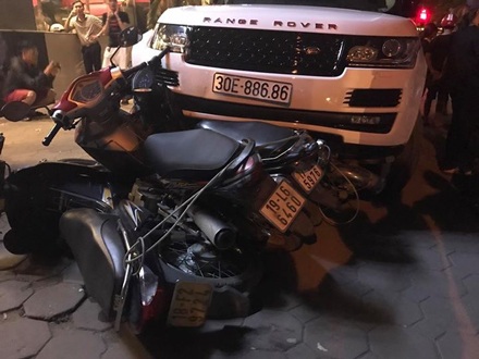 Hà Nội: Lời khai quanh co của kẻ trộm xe Range Rover biển siêu đẹp - 1 Chiếc xe Range Rover chỉ chịu dừng lại khi tông vào hàng loạt xe máy trên vỉa hè đường Hoàng Quốc Việt.