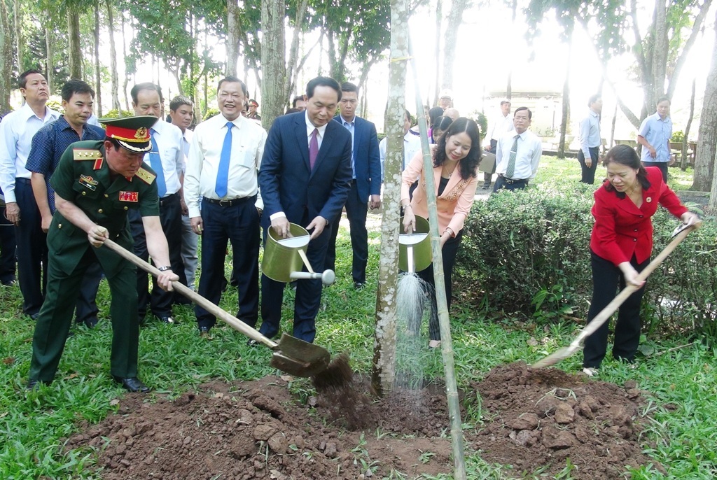 Chủ tịch nước Trần Đại Quang: Bảo đảm “nhà nhà đều có Tết” - 3 Chủ tịch nước Trần Đại Quang cùng lãnh đạo An Giang trồng cây lưu niệm