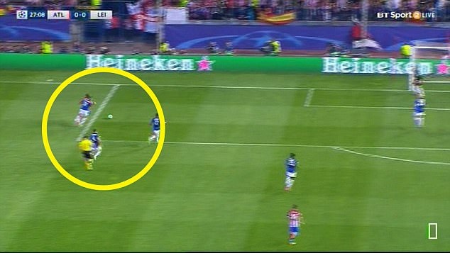 Trọng tài sai lầm nghiêm trọng ở cả 4 trận tứ kết Champions League - 2 Marc Albrighton phạm lỗi với Griezmann ngoài vòng cấm