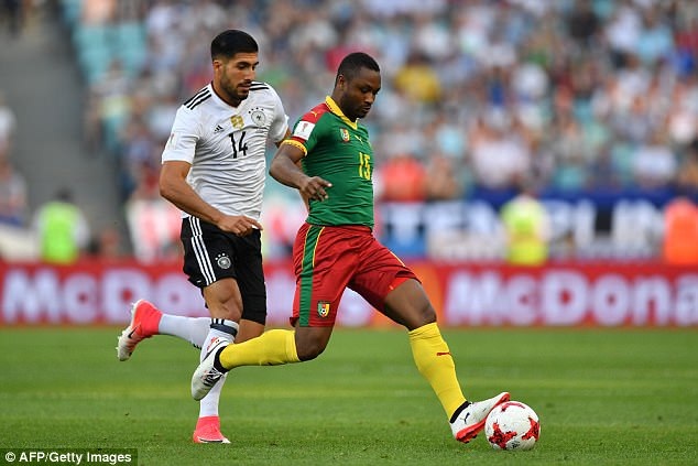 
Sebastien Siani tranh bóng với Emre Can và trọng tài Roldan tưởng rằng cầu thủ Cameroon phạm lỗi
