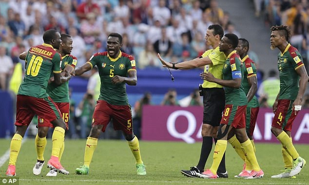 Đức đánh bại Cameroon trong ngày trọng tài rút nhầm thẻ đỏ - 2
Cầu thủ Cameroon phản ứng khi trọng tài đuổi cầu thủ Siani